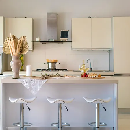 Dimora Solaris 6, Emma Ugento