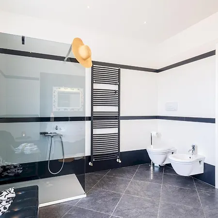 Dimora Solaris 6, Emma וילה